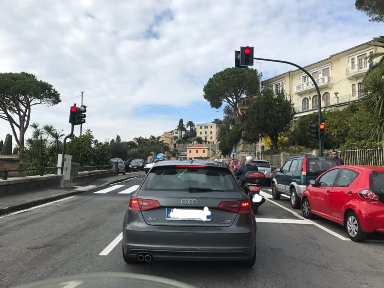 Acceso e funzionante il semaforo di via Somma