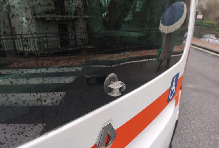 Raid vandalico a Nervi, rotti i tergicristalli delle ambulanze e vasi gettati per strada