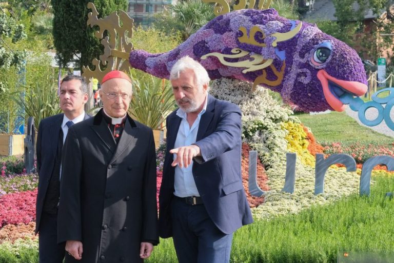 Il Cardinal Angelo Bagnasco in visita ai Parchi di Nervi: “Da Euroflora un messaggio di dolcezza e bellezza”